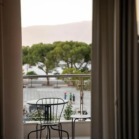 Byron Luxury * Aigio